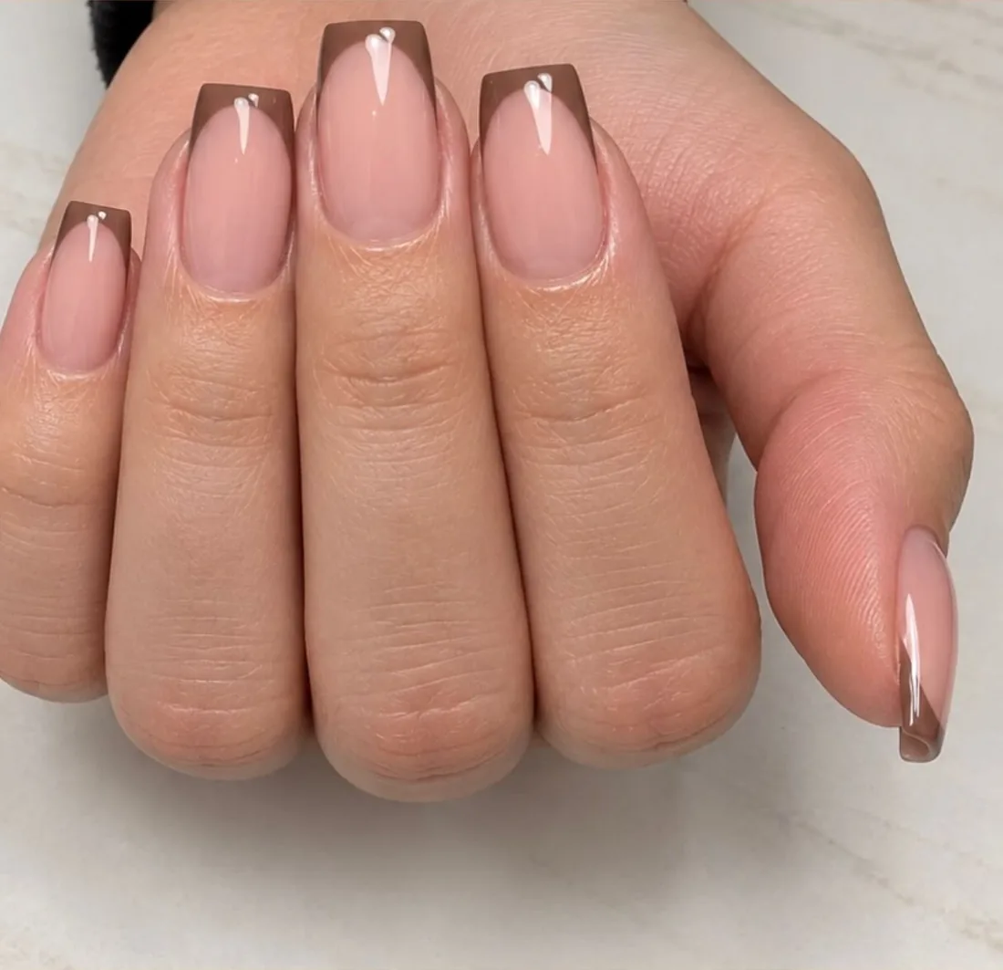 Bruine french tips
