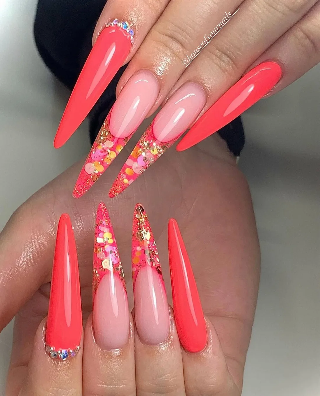 Koraalrode stiletto-nagels met glitter