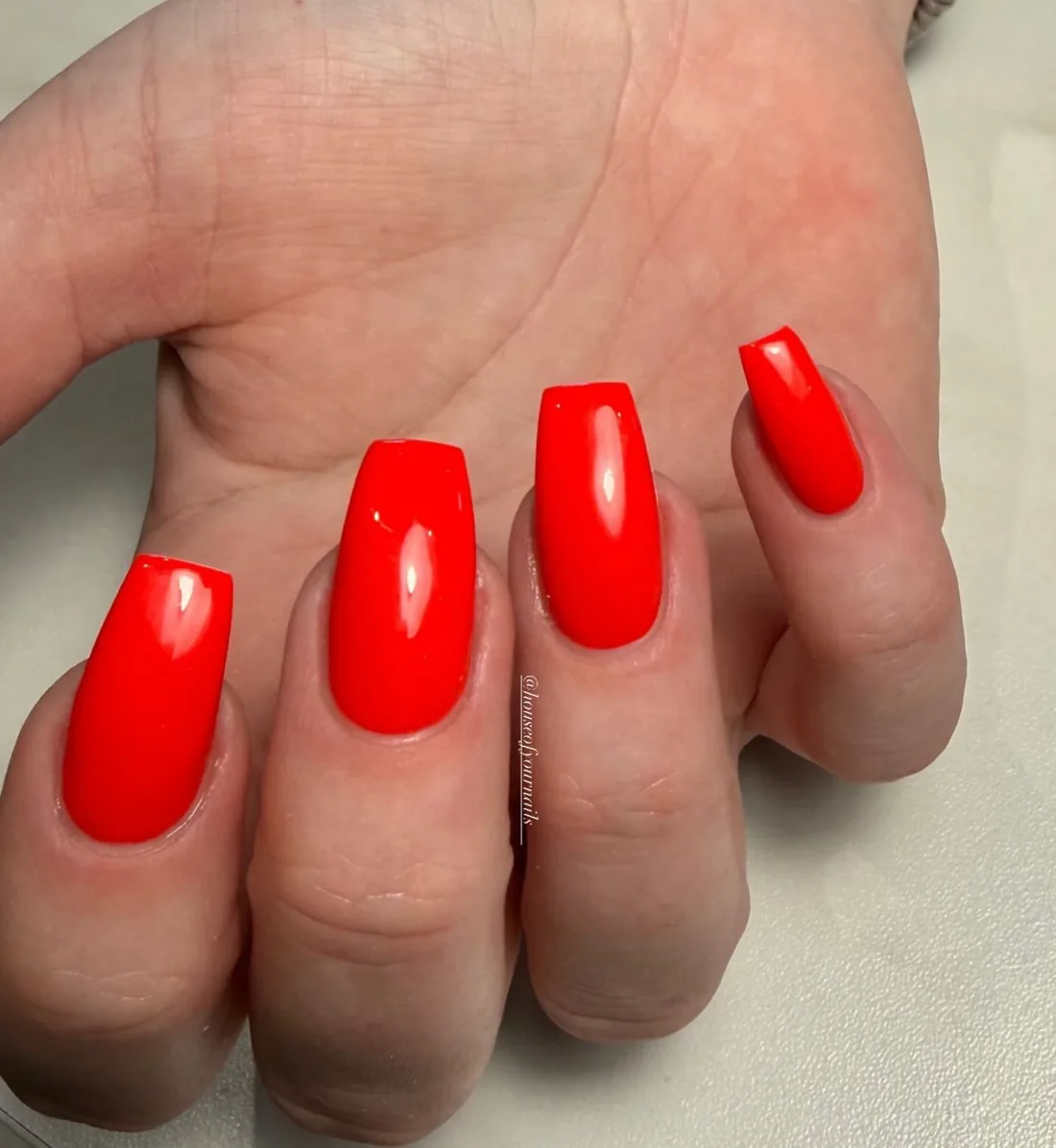 Neonrode nagels
