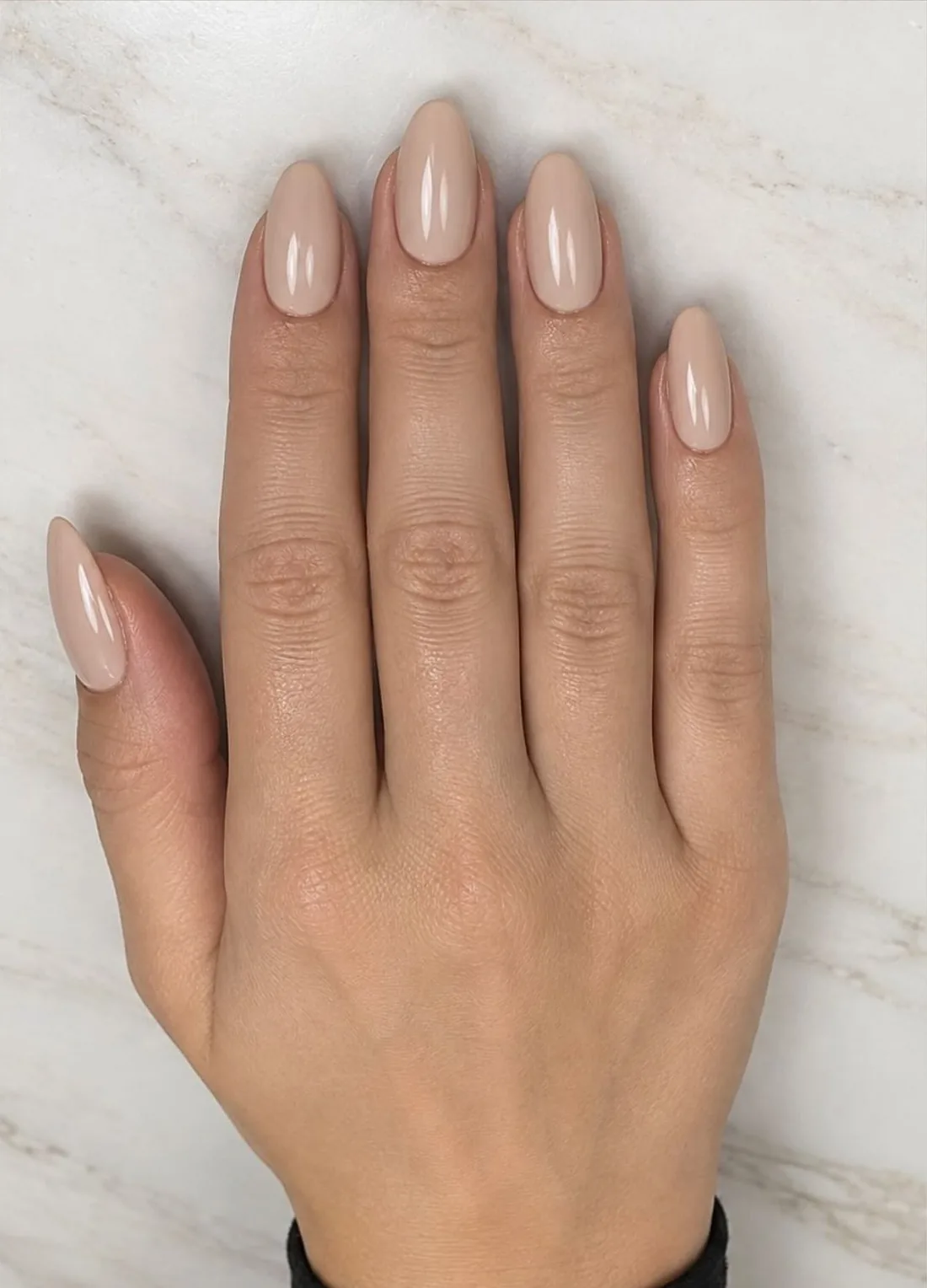 Nude almond-nagels op wit marmer, werk van House of Your Nails
