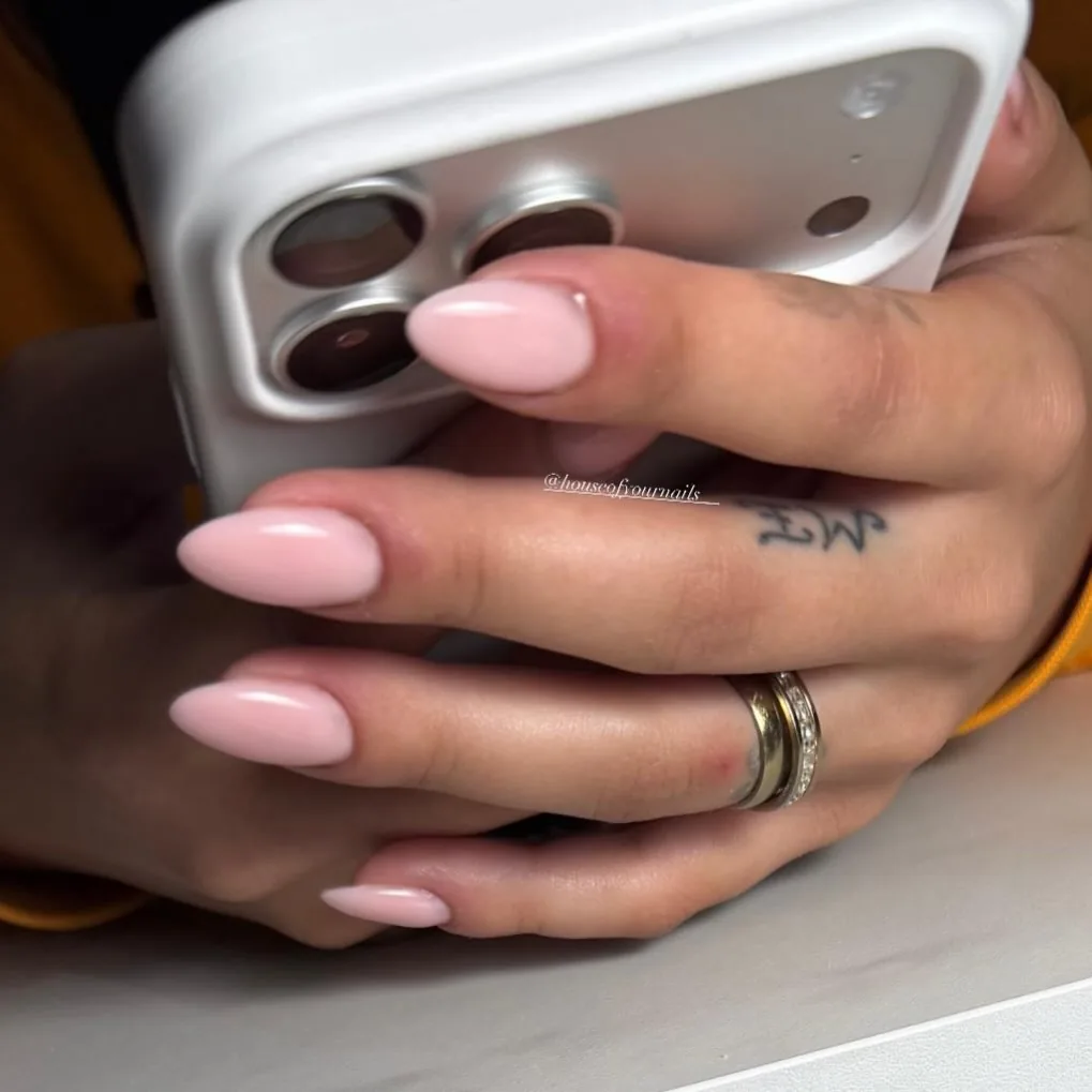 Roze almond-nagels