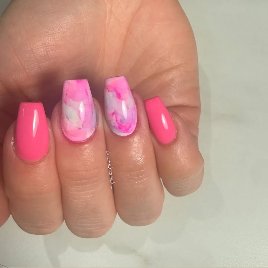 Roze marmer-nail art
