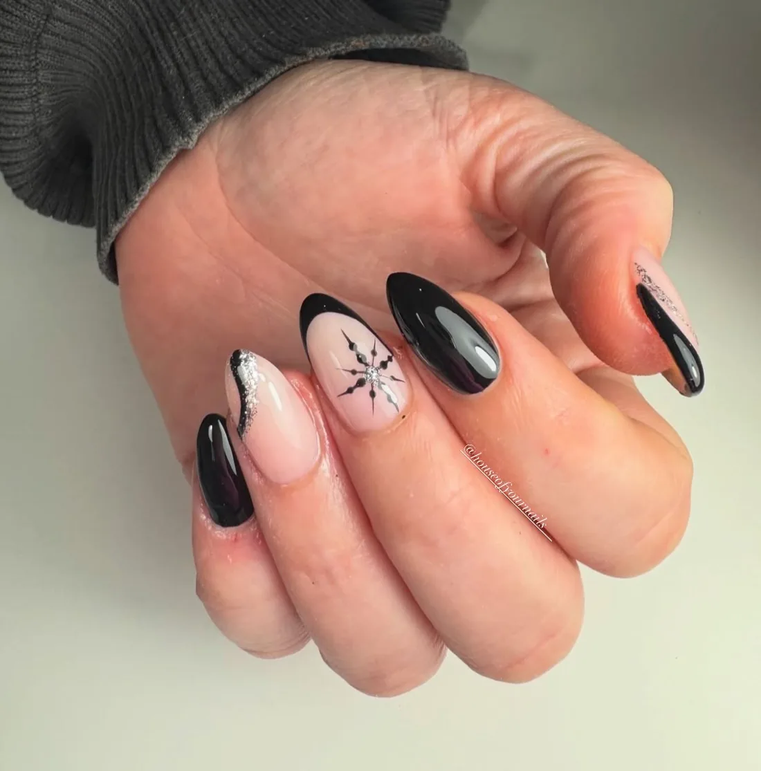 Zwart en nude nail art